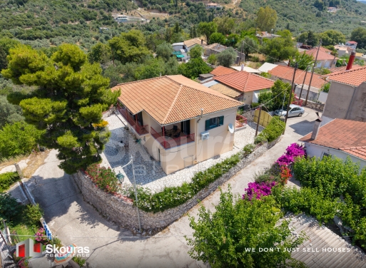 House in Nidhrion - view 1